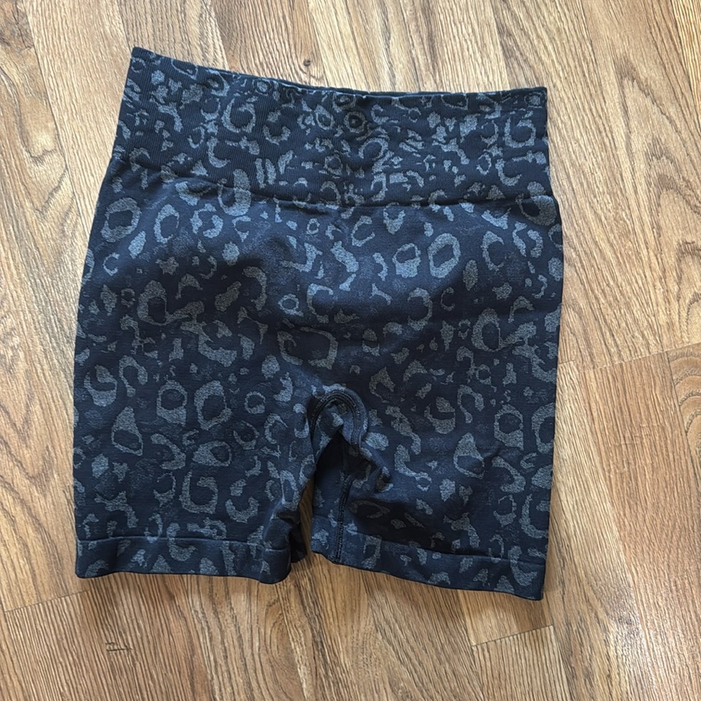 RUUHEE Butt Scrunching Yoga Shorts in Leopard Print size M lightweight